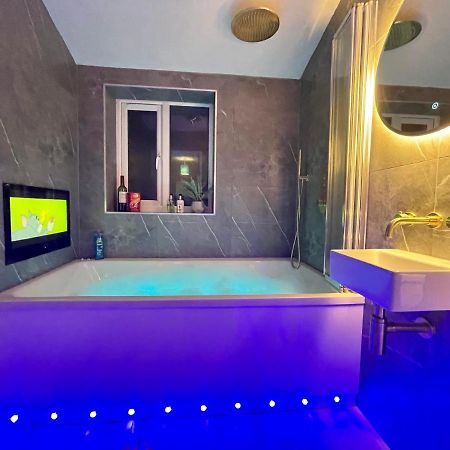 شقة The Lansdowne Hideaway - Brought To You By Coastline Retreats - Newly Refurbished Town Centre, Close To Beach, Large Jet Bath With Tv, Netflix, Swing And Parking Included بورنماوث المظهر الخارجي الصورة