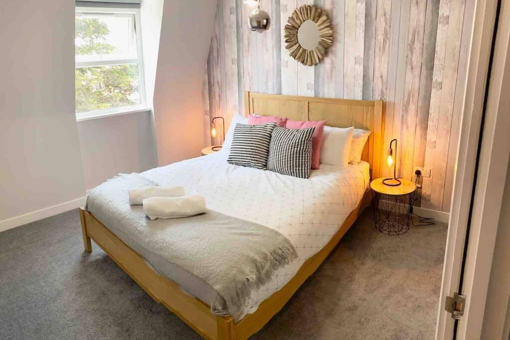 شقة The Lansdowne Hideaway - Brought To You By Coastline Retreats - Newly Refurbished Town Centre, Close To Beach, Large Jet Bath With Tv, Netflix, Swing And Parking Included بورنماوث المظهر الخارجي الصورة