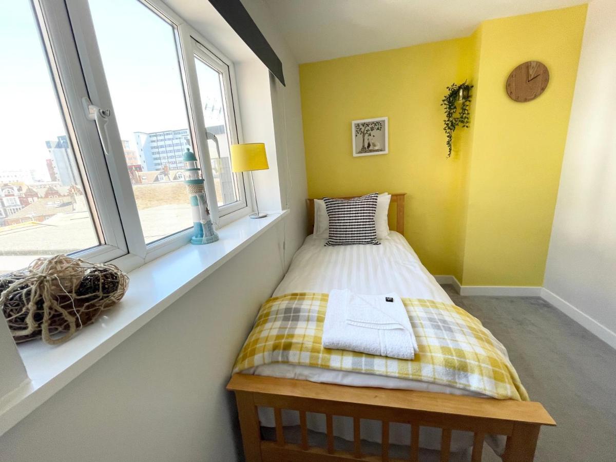 شقة The Lansdowne Hideaway - Brought To You By Coastline Retreats - Newly Refurbished Town Centre, Close To Beach, Large Jet Bath With Tv, Netflix, Swing And Parking Included بورنماوث المظهر الخارجي الصورة