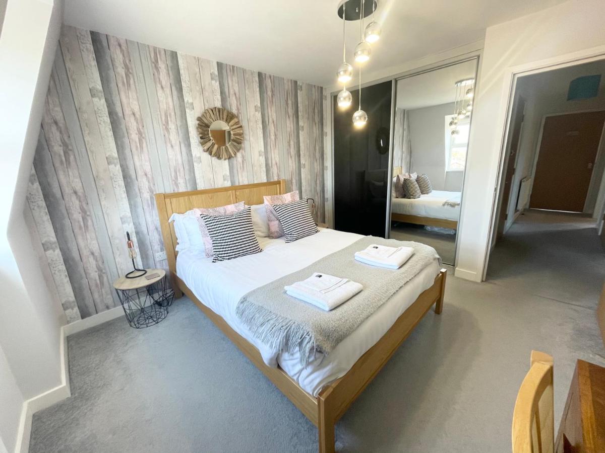 شقة The Lansdowne Hideaway - Brought To You By Coastline Retreats - Newly Refurbished Town Centre, Close To Beach, Large Jet Bath With Tv, Netflix, Swing And Parking Included بورنماوث المظهر الخارجي الصورة