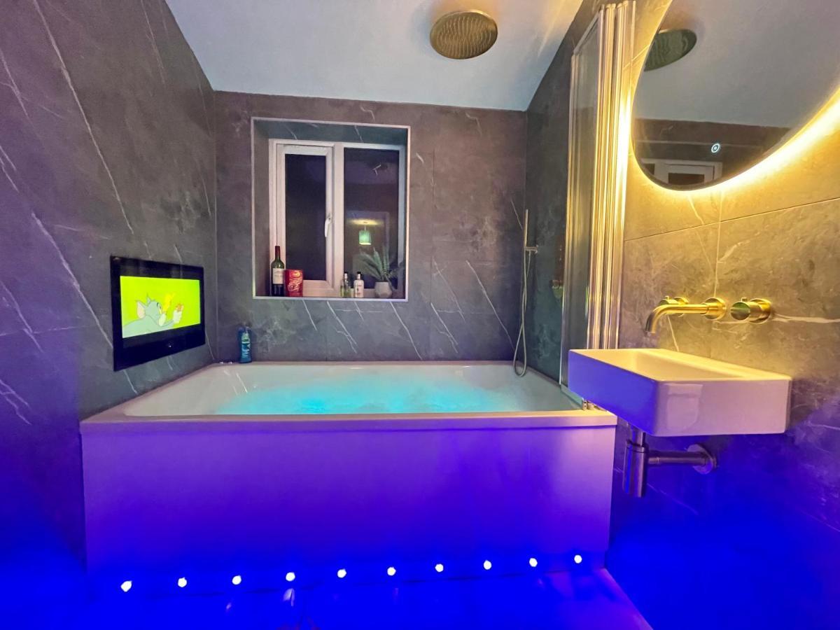 شقة The Lansdowne Hideaway - Brought To You By Coastline Retreats - Newly Refurbished Town Centre, Close To Beach, Large Jet Bath With Tv, Netflix, Swing And Parking Included بورنماوث المظهر الخارجي الصورة